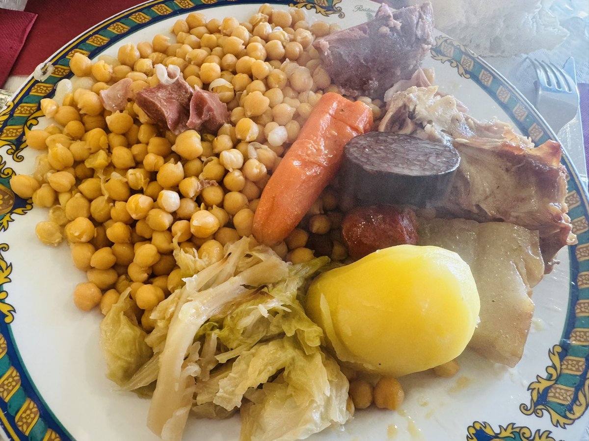 Precioso día castellano de sol y frío, perfecto para improvisar una escapada a Quijorna. Paseo por la Cañada Real Segoviana y visita a los antiguos hornos de cal. Y después cocido en El Águila, una institución en el pueblo desde 1936.