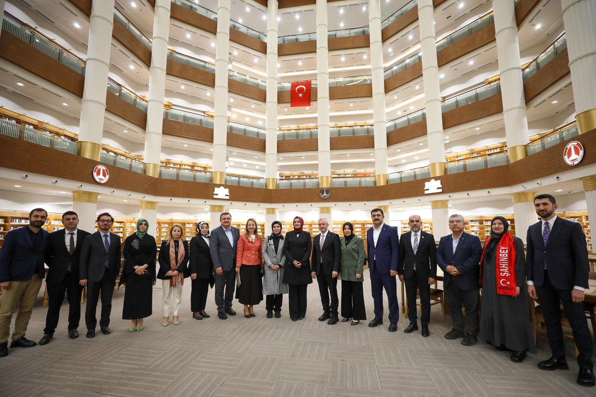 drbetulsayan's tweet image. “7’den 70’e herkesin dolup taşacağı bir mekân olsun” diyerek Cumhurbaşkanımız Sn @RTErdogan’ın açtığı ve Türkiyemiz’in ikinci büyük kütüphanesi olan Şahinbey Millet Kütüphanesini ziyaret ettik.

Her türlü takdiri hak eden bu muazzam eser, ülkemizin kültür hafızası için büyük bir…