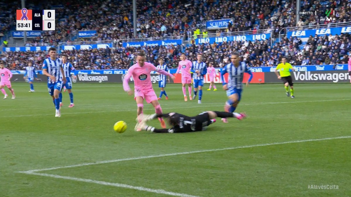 ArchivoVAR's tweet image. 🖥️💥 El VAR se lavó las manos en el Alavés - Celta de Vigo.

👉🏻 Iago Aspas, para forzar el contacto con Sivera, le da una patada en el abdomen.

❌ 𝗘𝗦 𝗙𝗔𝗟𝗧𝗔 𝗘𝗡 𝗔𝗧𝗔𝗤𝗨𝗘.

▪️ Si bien Sivera tras ello le arrolla con los brazos, antes se produce la infracción de Aspas.