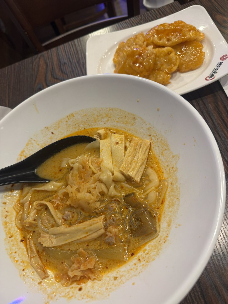 신옵에서 마라탕이랑 꿔바로우 혼자 먹고왔음 배불러서 꿔바로우 좀 남김;;ㅜ아깝