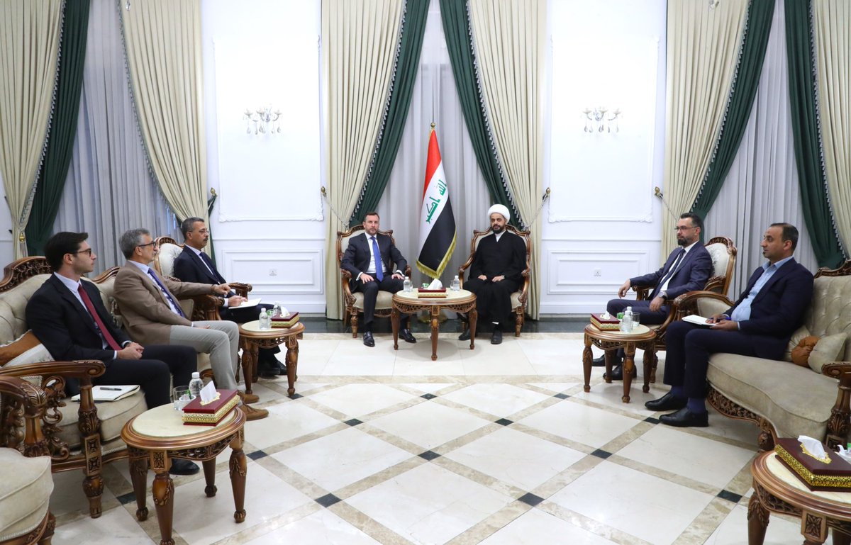 الشيخ الأمين يستقبل السفير الإيطالي: إشادة دولية بنجاح الانتخابات وصعود حركة الصادقون

استقبل الأمين العام لحركة عصائب أهل الحق، سماحة الشيخ قيس الخزعلي، في مكتبه ببغداد، السفير الإيطالي "نيكولو فونتانا" والوفد المرافق له، الذي قدم التهاني والتبريكات بمناسبة نجاح العملية