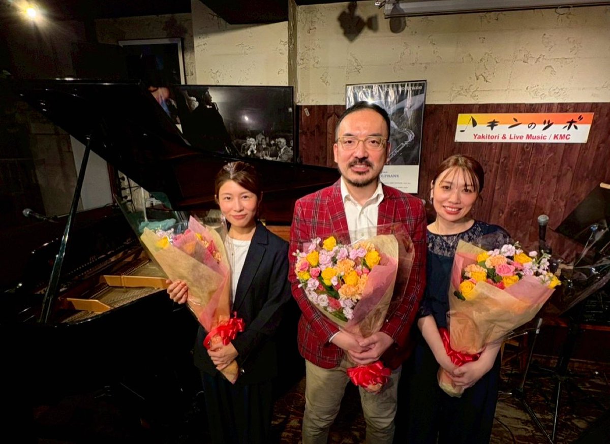 yokotentee's tweet image. 本日は弊社ボイスフレンズ ボイトレ部門
初めての発表会でした🎤🎊㊗🍁🍂
よーこてんてー門下と椛島恵美門下、合同発表会🙌🏻皆にとって素敵な時間になることが願いでしたが、どうだったかな☺️🎋
素敵なお花も頂き、ピアノ伴奏でお招きした角田先生とスリーショット💐📸✨️