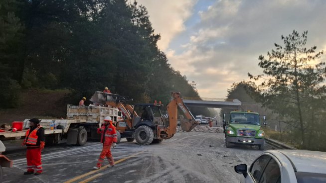 GN_Carreteras's tweet image. #TomePrecauciones en #Hidalgo se registra cierre total de circulación por conclusión de maniobras tras #AccidenteVial cerca del km 117+000 de la carretera Tulancingo-Tihuatlán. Atienda indicación vial.