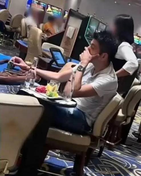 NurizadeBey1's tweet image. VAR direktörü Yaşar Kemal Uğurlu’nun kumarhane görüntüleri ortaya çıkmıştı. Bu kumarhane, yasa dışı bahis baronlarından birisine aitti.

Batuhan’ın bahis baronundan aldığı para karşılığında FB aleyhine algı yaptığı ortaya çıktı. Demekki bu hakemleri de satın aldılar.