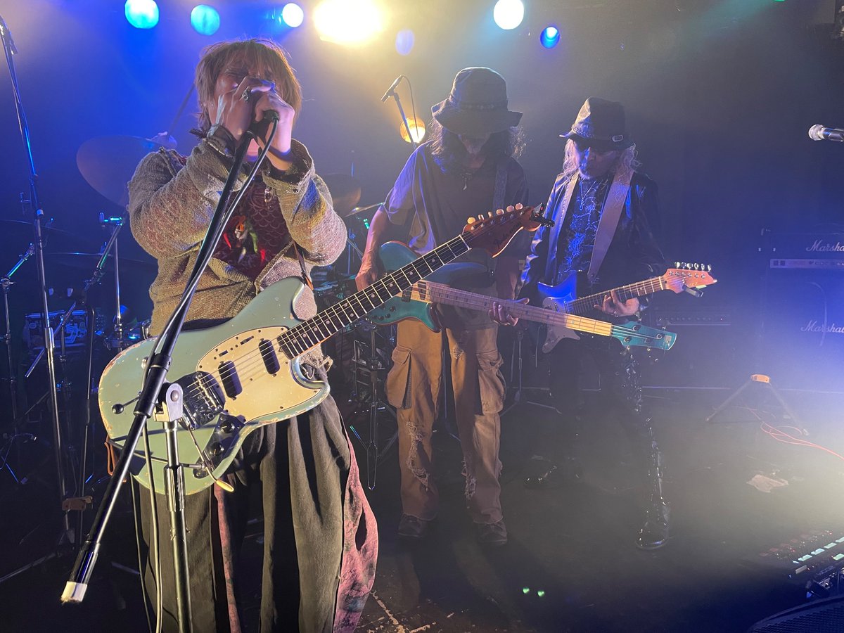 11/21 池袋手刀 Loco-Apes 、最近ギターとベースの竿物部隊が青系で揃っていて壮観。この日は各自がフリーに暴れた感がありよかった