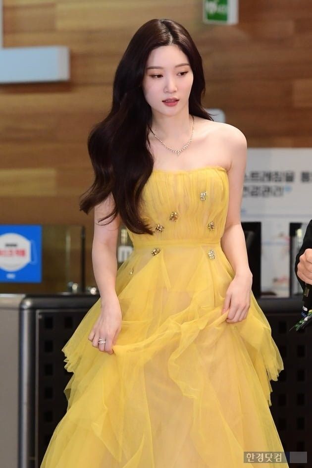 OfHeartloom's tweet image. ayya berjalan dengan anggun menghampiri mas daud di atas panggung panggung dengan senyum groginya. lalu ia menarik nafas panjangnya dan menyapa semuanya &quot;selamat malam amories dan havens lainnya! masih semangat kan semuanya?&quot; sapanya dengan hangat.