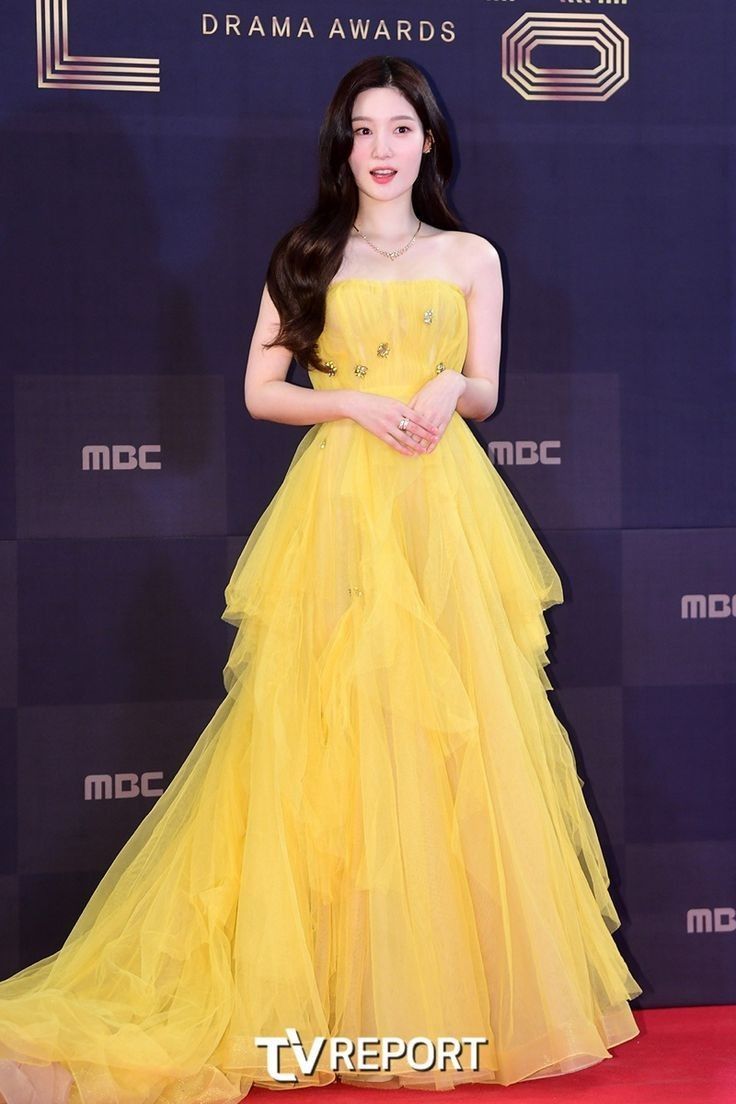 OfHeartloom's tweet image. ayya berjalan dengan anggun menghampiri mas daud di atas panggung panggung dengan senyum groginya. lalu ia menarik nafas panjangnya dan menyapa semuanya &quot;selamat malam amories dan havens lainnya! masih semangat kan semuanya?&quot; sapanya dengan hangat.