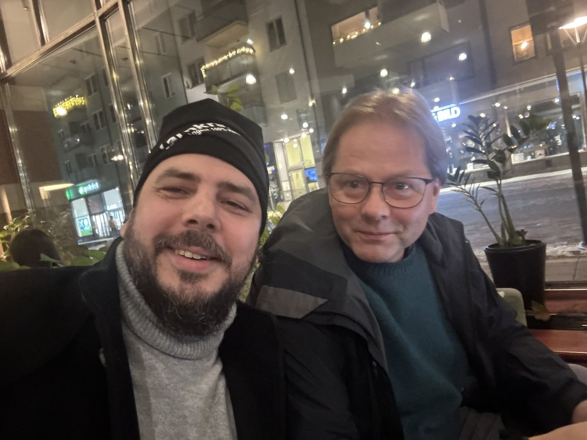 Att <a href="/anderslindberg/">Anders Lindberg</a> tvunget skulle komma fram och teckna elavtal fick till och med mig att undra om jag drömmer.

Men vi diskriminerar ingen, så nu hälsar vi Lindberg varmt välkommen in i kärnkraftvärmen!

Tillsammans bygger vi upp svensk industri och en stärkt välfärd! Återigen,