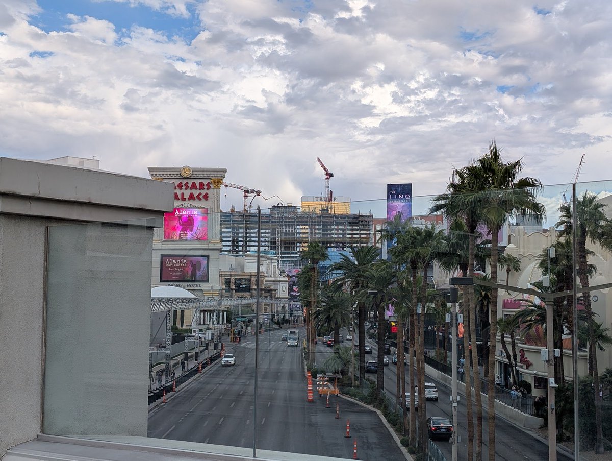 omnibotzzzz's tweet image. The best part of the guitar is no longer seeing the eye sores of Vegas from the strip.