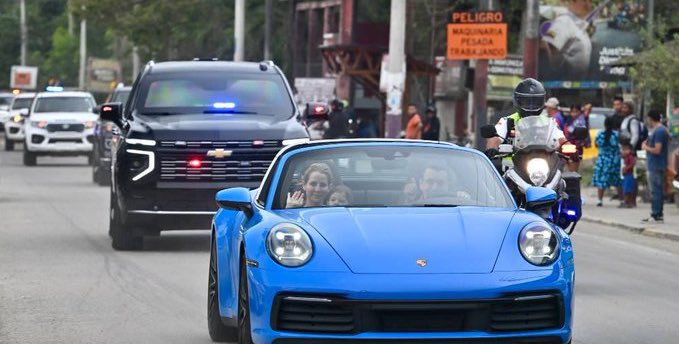 marcelramirezrh's tweet image. El Porsche 911 azul con el que llego @DanielNoboaOk a votar en Olon, habría ingresado ilegalmente al Pais. 
No esta registrado en la ATM ni tampoco habría sido nacionalizado pagando sus respectivos impuestos.
Pero bueno este es #ElNuevoEcuador