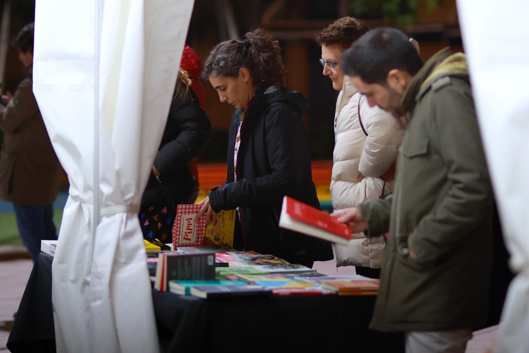 La tercera edició de la Plaça del Llibre de Montcada ja està en marxa! 📚

Amb la inauguració, donem inici a un cap de setmana que omplirà el municipi de literatura en valencià, trobades, llibres i cultura compartida amb actes per a tots els públics.