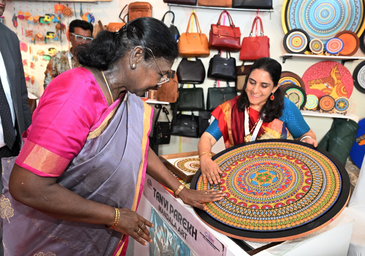 timesofindia's tweet image. President #DroupadiMurmu inaugurated the 2nd edition of #BharatiyaKalaMahotsav at Rashtrapati Nilayam in Secunderabad. The nine-day festival will showcase the vibrant cultural heritage of Gujarat, Maharashtra, Rajasthan, Goa, Dadra &amp;amp; Nagar Haveli, and Daman &amp;amp; Diu.…