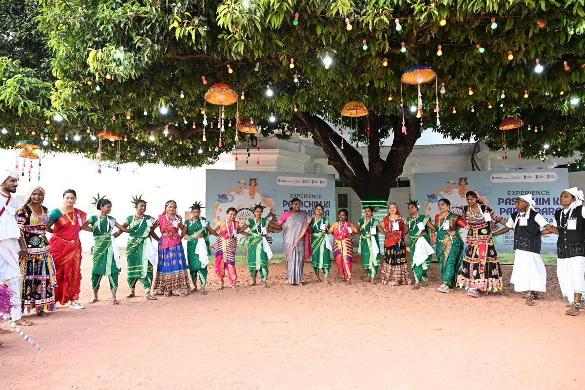 timesofindia's tweet image. President #DroupadiMurmu inaugurated the 2nd edition of #BharatiyaKalaMahotsav at Rashtrapati Nilayam in Secunderabad. The nine-day festival will showcase the vibrant cultural heritage of Gujarat, Maharashtra, Rajasthan, Goa, Dadra &amp;amp; Nagar Haveli, and Daman &amp;amp; Diu.…