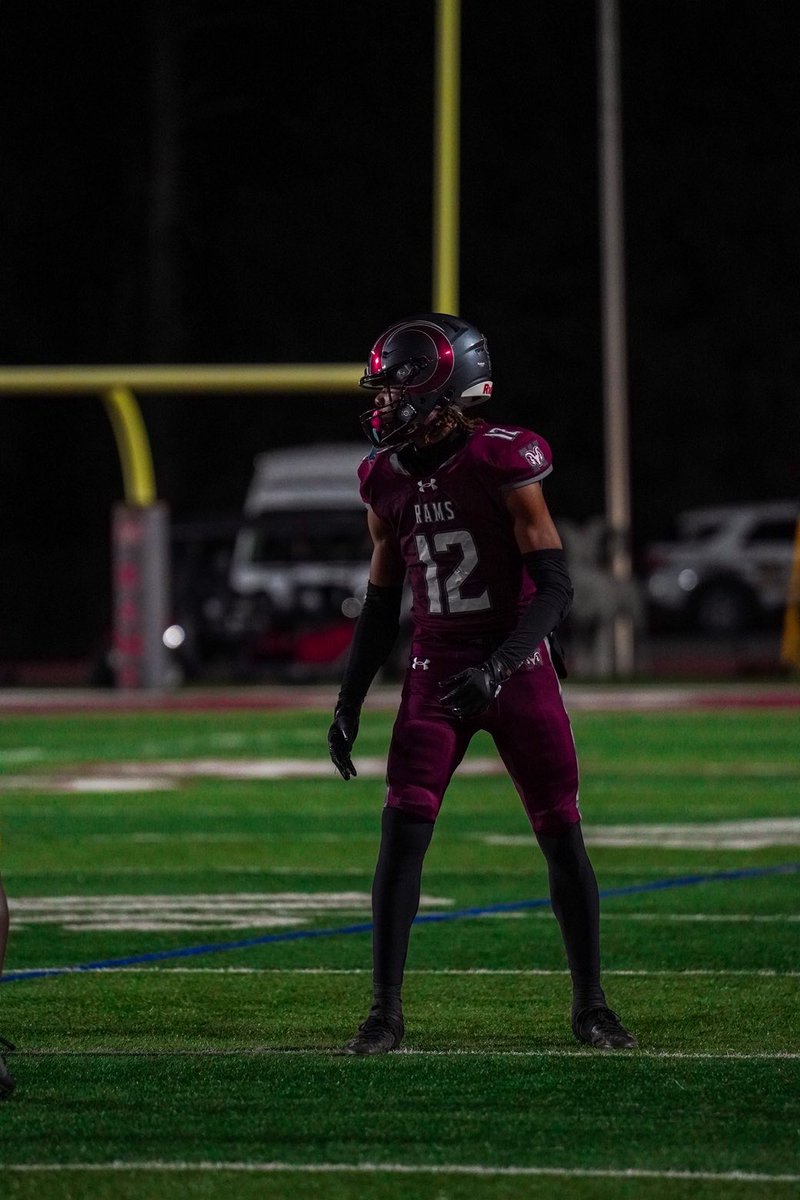 Missed the first 4 games due to transferring late, unfortunately suffered from a torn meniscus from my first game back, missed the last 7 games of the season, getting prepared for upcoming surgery #myjourney #futurestar