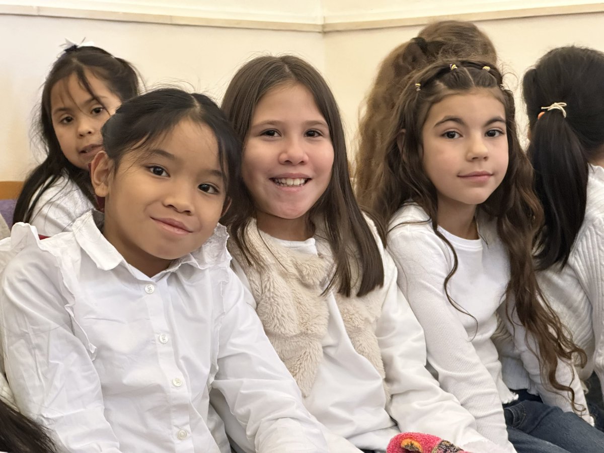 csanalfonso's tweet photo. ¡Si hay #música 🎼🎶 en tu alma, se escuchará en todo el universo! ✨ ¡Celebramos el #DíaDeLaMúsica colaborando en un evento de la @SSVPE #SantiagoMasarnau con nuestro proyecto de #voces #banda 🎸🎹#agrupaciónmusical!
¡Feliz #DíaDeSantaCecilia! 
#ColegiosHHCC 
@ARTESecm https://t.co/pUdlgxOs5t