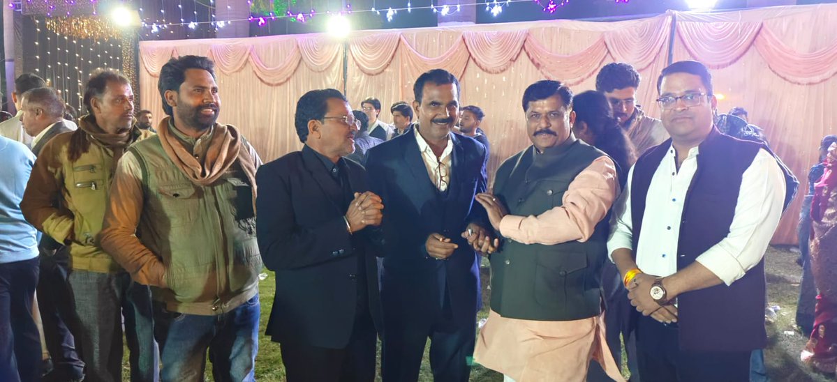 DrKPSinghYadav's tweet image. अशोकनगर के चौधरी गार्डन में पंचायत सचिव श्री मनी शर्मा जी केशलोन वालों की सुपुत्री के शुभ विवाह समारोह में सम्मिलित होकर नवविवाहित जोड़े के मंगलमय वैवाहिक जीवन की हार्दिक शुभकामनाएं प्रेषित की