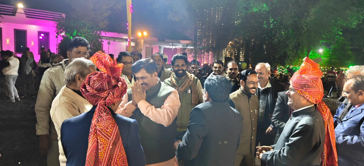 DrKPSinghYadav's tweet image. अशोकनगर के चौधरी गार्डन में पंचायत सचिव श्री मनी शर्मा जी केशलोन वालों की सुपुत्री के शुभ विवाह समारोह में सम्मिलित होकर नवविवाहित जोड़े के मंगलमय वैवाहिक जीवन की हार्दिक शुभकामनाएं प्रेषित की