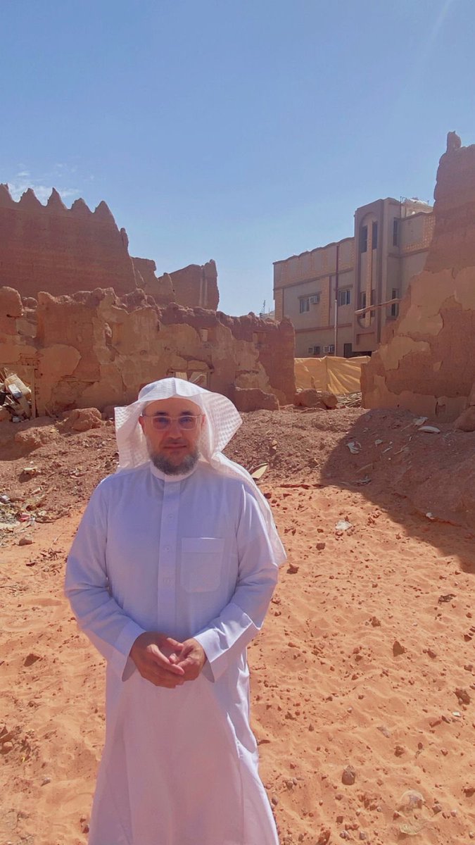 من أجمل ما تراه في رحلتك إلى #حائل ، عندما تحرص على زيارة بعض بلدات وقرى حائل قاصدًا المعالم التراثية فيها ، ومنها ما اصطلح عليه باسم "القهوة" .
و القهوة نموذج معماري فريد يعكس حياة الأجداد ، ويوثق صورة حيّة من الماضي الذي ارتبط بالعادات والتقاليد وطرق العيش اليومية ، وهي واحدة