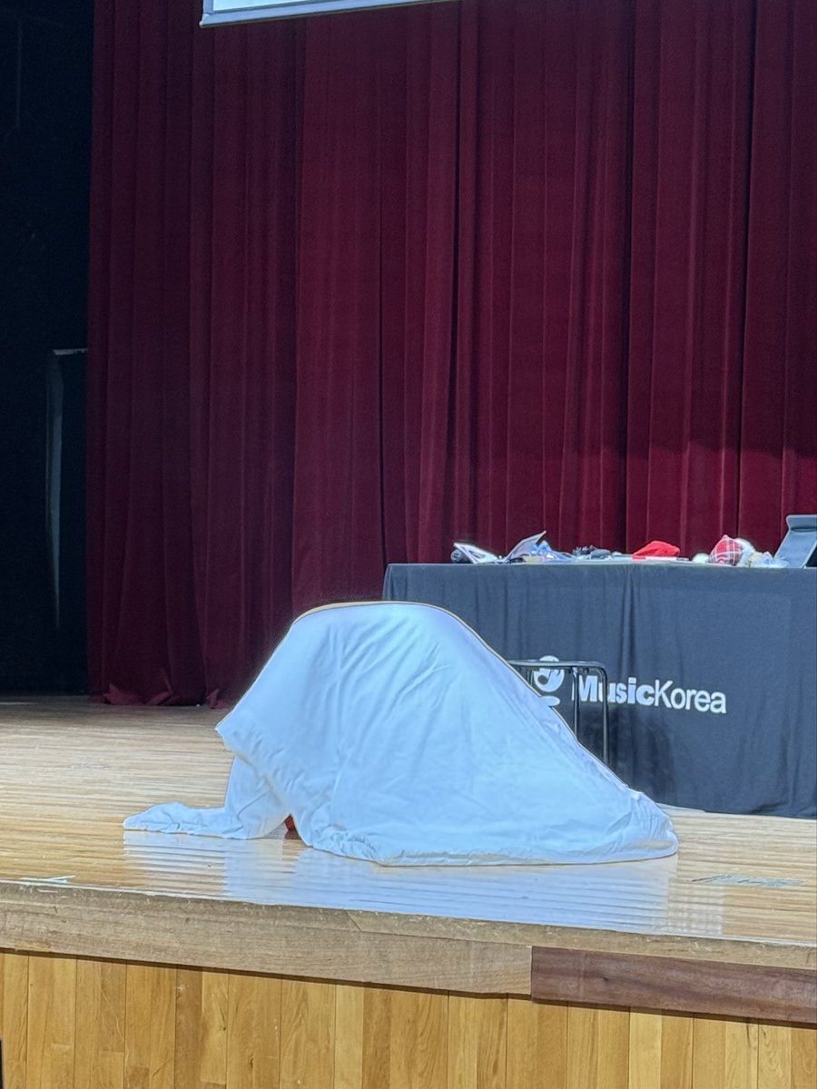 le_porem's tweet image. 251122 팬싸인회 #선미

선미웅니 어디갓지 … (두리번두리번) 🫨
왜 무대위에 이불포대기만 … ❔

#SUNMI #HEART_MAID @miyaohyeah