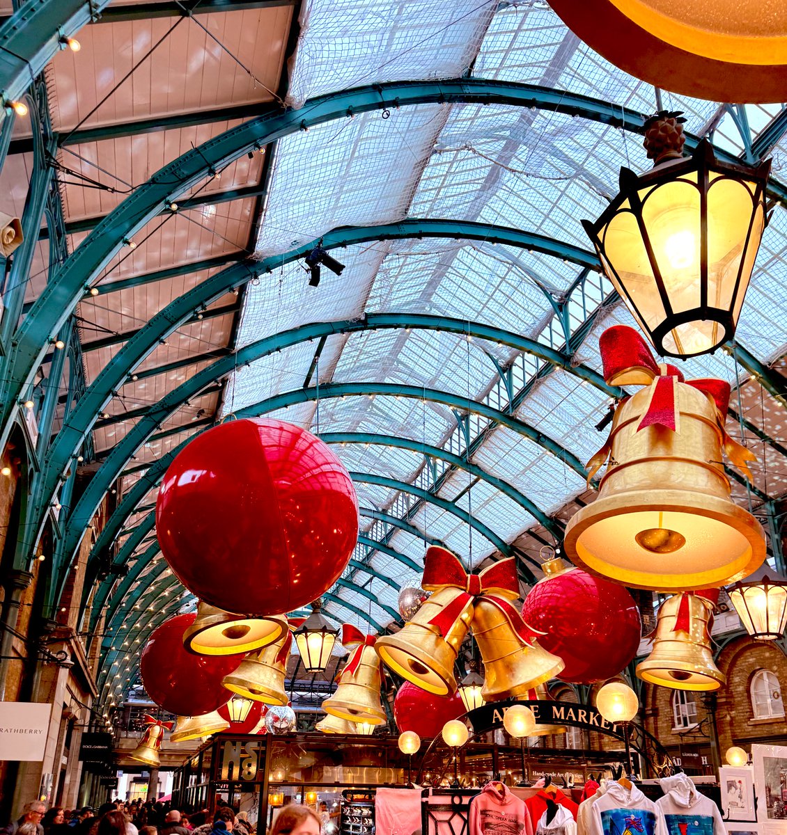 ManVMountain's tweet image. London complete! 30,000 steps, sore feet and piss wet through!
Been awesome as ever, now looking forward to the Caribbean tomorrow! 😉😘