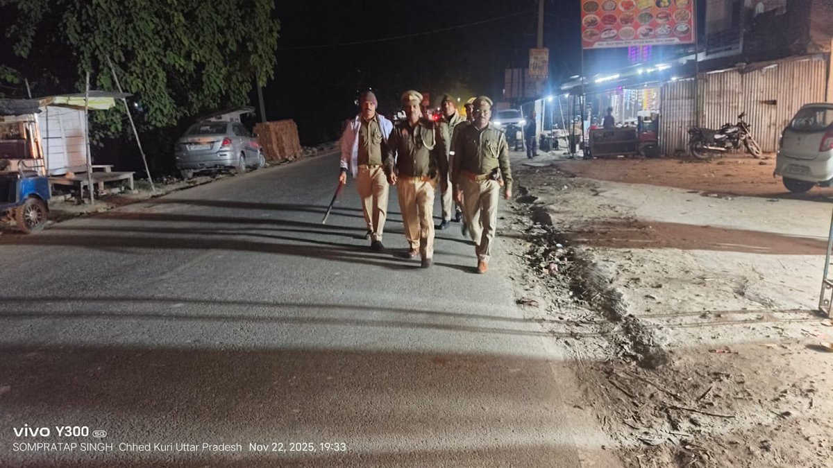 bahraichpolice's tweet image. जनपद में अपराध-नियंत्रण व आमजन में सुरक्षा की भावना जागृत करने के दृष्टिगत #SPBahraich के निर्देशन में थाना पयागपुर पुलिस द्वारा भीड़-भाड़ वाले स्थानों तथा मिश्रित आबादी वाले संवेदनशील क्षेत्रों में किया गया पैदल गश्त।    
#UPPolice