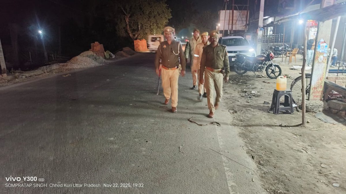bahraichpolice's tweet image. जनपद में अपराध-नियंत्रण व आमजन में सुरक्षा की भावना जागृत करने के दृष्टिगत #SPBahraich के निर्देशन में थाना पयागपुर पुलिस द्वारा भीड़-भाड़ वाले स्थानों तथा मिश्रित आबादी वाले संवेदनशील क्षेत्रों में किया गया पैदल गश्त।    
#UPPolice