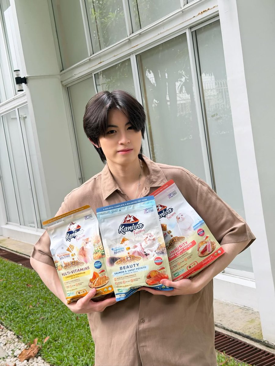 พ่อค้าคนนี้ทำงานดึกมากก ^^ มาพรีเซนต์สินค้าด้วยความน่ารัก ยิ้มแย้มแจ่มใส เอ็นดูรูปอุ้มถุงอาหารมากง่ะ คานิวา คานิใจ เหมือนแมวอิ่มนมจี้ปุด น่ารักจังเลย ผมยาวมากอย่าพึ่งตัดนะลูก ♡👼🏻⭐🤲🏻

#AAashirakorn #KANIVAxBUS