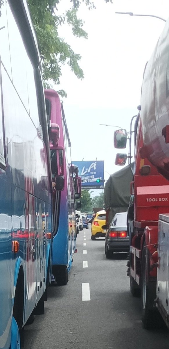 PiatuBrokenHome's tweet photo. @yauashin @tanyarlfes Ini lbh tolol, ngerokok samping truk SPBU https://t.co/te1N2jDXxk