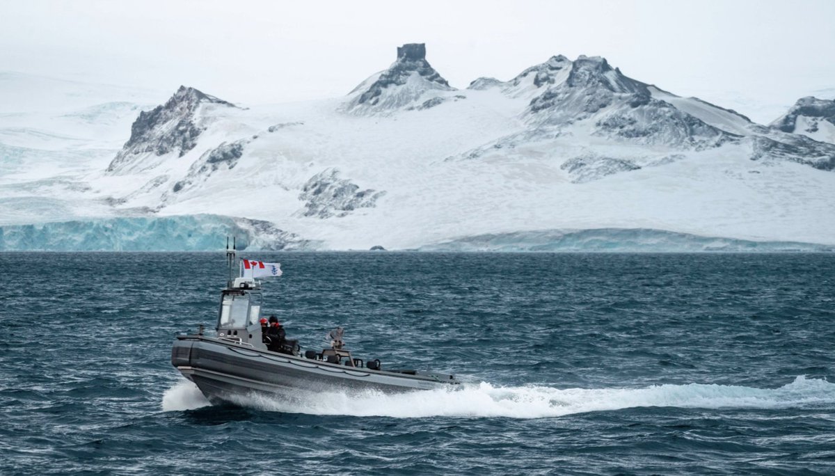 edc_magazine's tweet image. Members of HMCS MARGARET BROOKE ride in a Multi-Purpose Rescue Boat (MRRB) as part of a boat exercise in Admiralty Bay, King George Island, Antarctica, during Operation PROJECTION.

Photo by: Corporal Connor Bennett, #CanadianArmedForces Photo.
