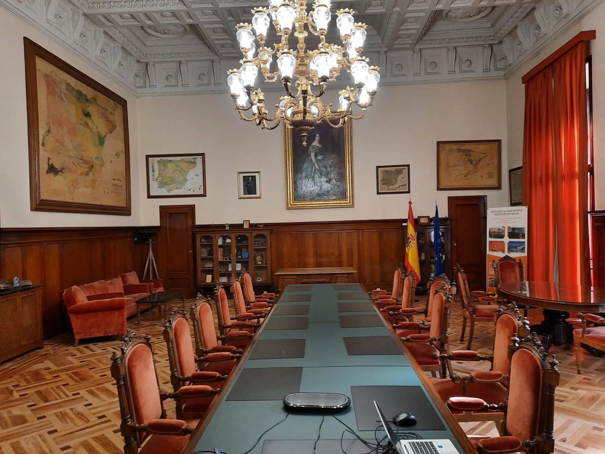 RivatrixCode's tweet image. A principios de Noviembre, el equipo de Rivatrix se reunió con la directora del @IGME1849, la doctora Rosa Mateos para hablar sobre TerraLitix, plataforma de gestión de suelos. 

Fue un placer ser invitados a la sede del IGME y poder hablar sobre el futuro digital del sector