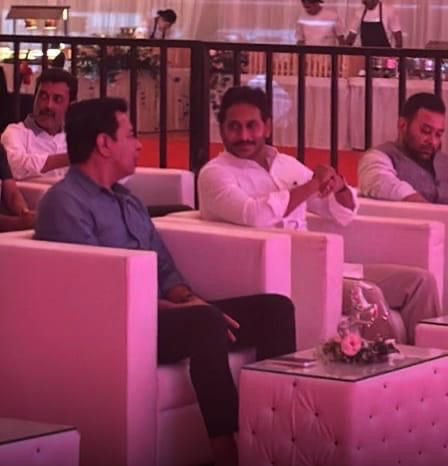 TeluguScribe's tweet image. బెంగుళూరులో జరిగిన ఓ ప్రైవేట్ ఫంక్షన్‌కు హాజరైన కేటీఆర్, వైఎస్ జగన్ మోహన్ రెడ్డి