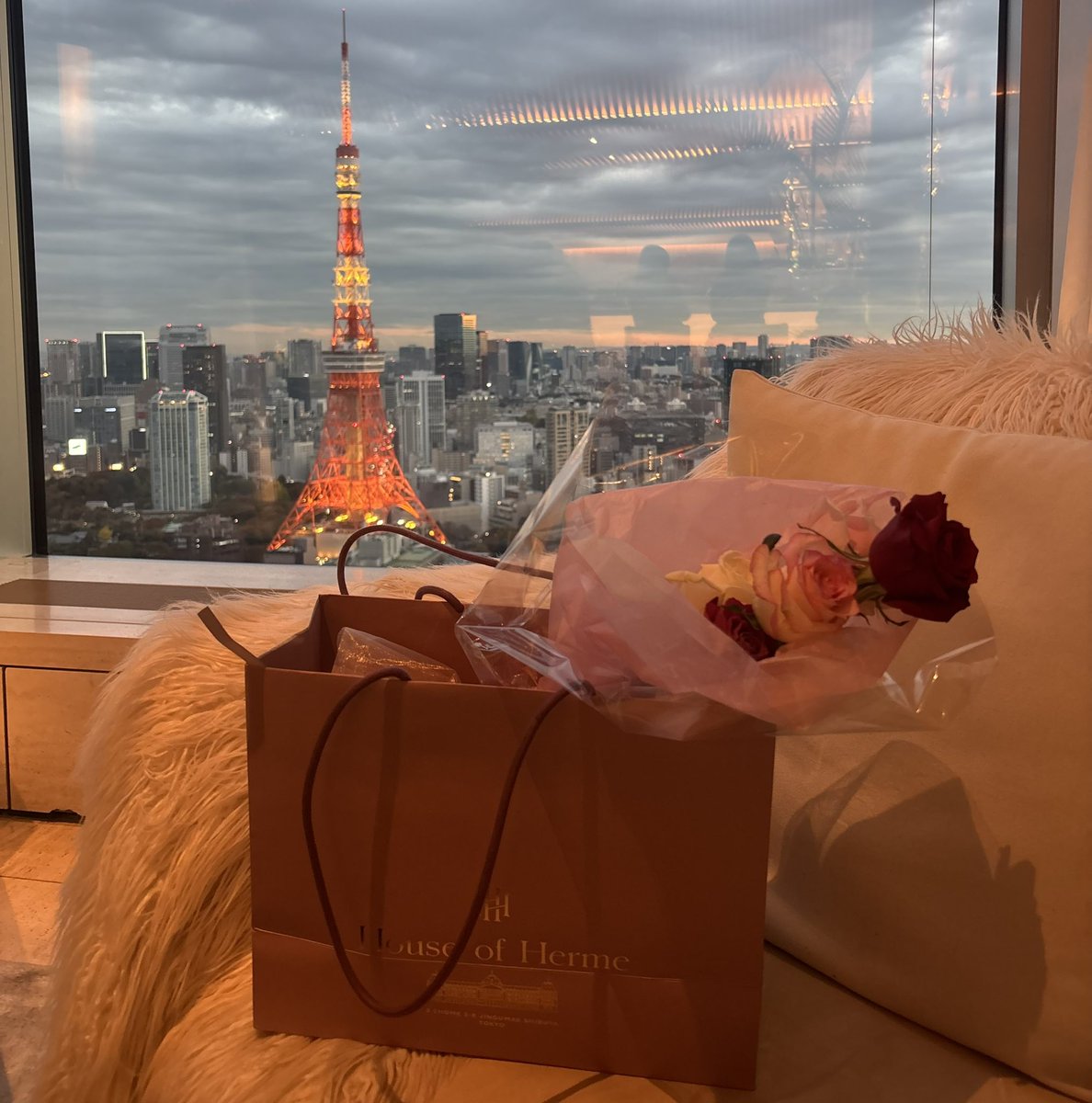 hlt_1226's tweet photo. 今年もお祝いありがとう🎂🤍🤍herliptoの香水大切に使います💓 https://t.co/4SqdrNiNj0