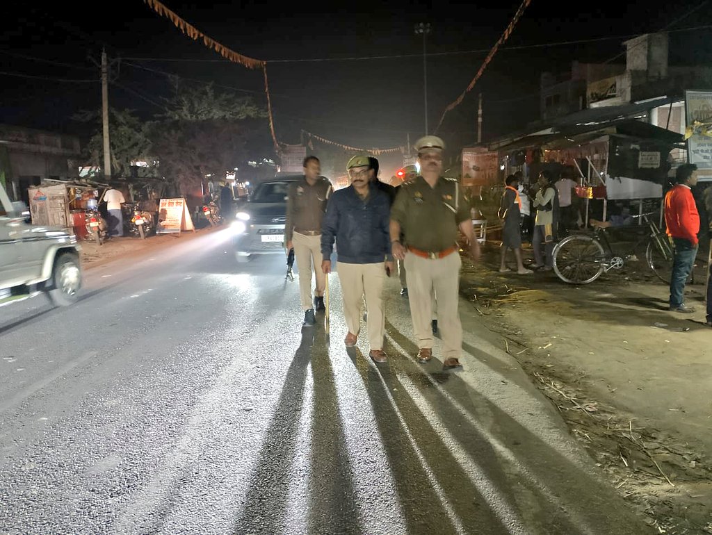 bahraichpolice's tweet image. जनपद में अपराध-नियंत्रण व आमजन में सुरक्षा की भावना जागृत करने के दृष्टिगत #SPBahraich के निर्देशन में थाना हुजूरपुर पुलिस द्वारा भीड़-भाड़ वाले स्थानों तथा मिश्रित आबादी वाले संवेदनशील क्षेत्रों में किया गया पैदल गश्त।    
#UPPolice