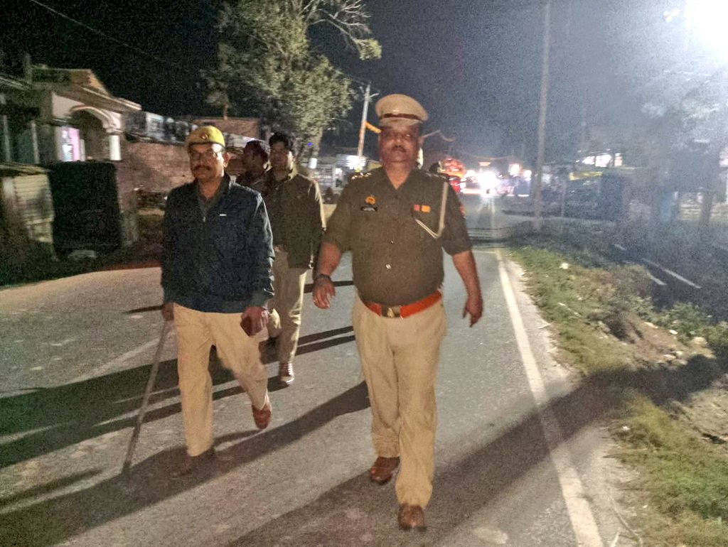 bahraichpolice's tweet image. जनपद में अपराध-नियंत्रण व आमजन में सुरक्षा की भावना जागृत करने के दृष्टिगत #SPBahraich के निर्देशन में थाना हुजूरपुर पुलिस द्वारा भीड़-भाड़ वाले स्थानों तथा मिश्रित आबादी वाले संवेदनशील क्षेत्रों में किया गया पैदल गश्त।    
#UPPolice