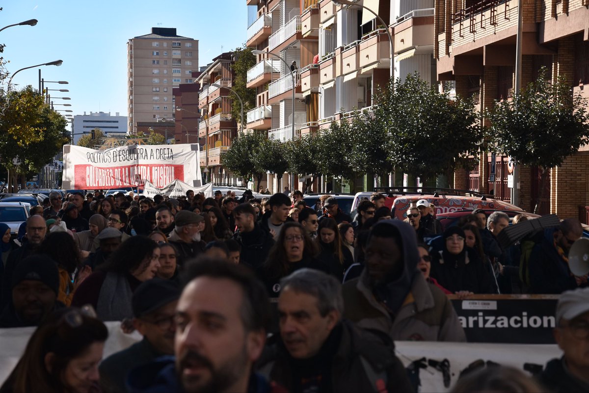 OJS_Badalona's tweet image. 🔴 || 𝑴𝑨𝑵𝑰𝑭𝑬𝑺𝑻𝑨𝑪𝑰𝑶́ 𝑩𝟗

Avui més de 500 persones ens hem manifestat a Badalona per donar suport a les persones que hi viuen al B9.

Contra el seu racisme i les seves polítiques de misèria, unim-nos tots els treballadors!