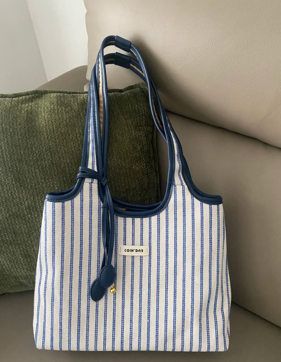 Grace121Grace's tweet photo. A girl’s handbag is her secret world full of essentials, confidence, and the little joys that make her shine 💫👜 https://t.co/dLWEnWbBtT