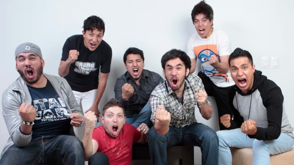 werevertumorro's tweet photo. ¿Por qué no me dan una?

Después de lo de ayer es inevitable que me atormente con un montón de preguntas…

¿Por qué tuve que cruzarme en el camino un wey que me quisiera chingar a mi y a mis amigos?

¿Por qué después de años de no confiar en nadie, llega alguien a proponerme un “negocio” y me deja colgado?

¿Por qué soy el más involucrado en este proyecto y llevo 4 finales perdidas?

En todos mis “por qués?” siempre he asumido mi responsabilidad pero llega un punto donde ya es increíble…

Y “¿por qué sigo intentando?” 
Porque eso me tiene donde estoy y un día estaré donde quiero estar