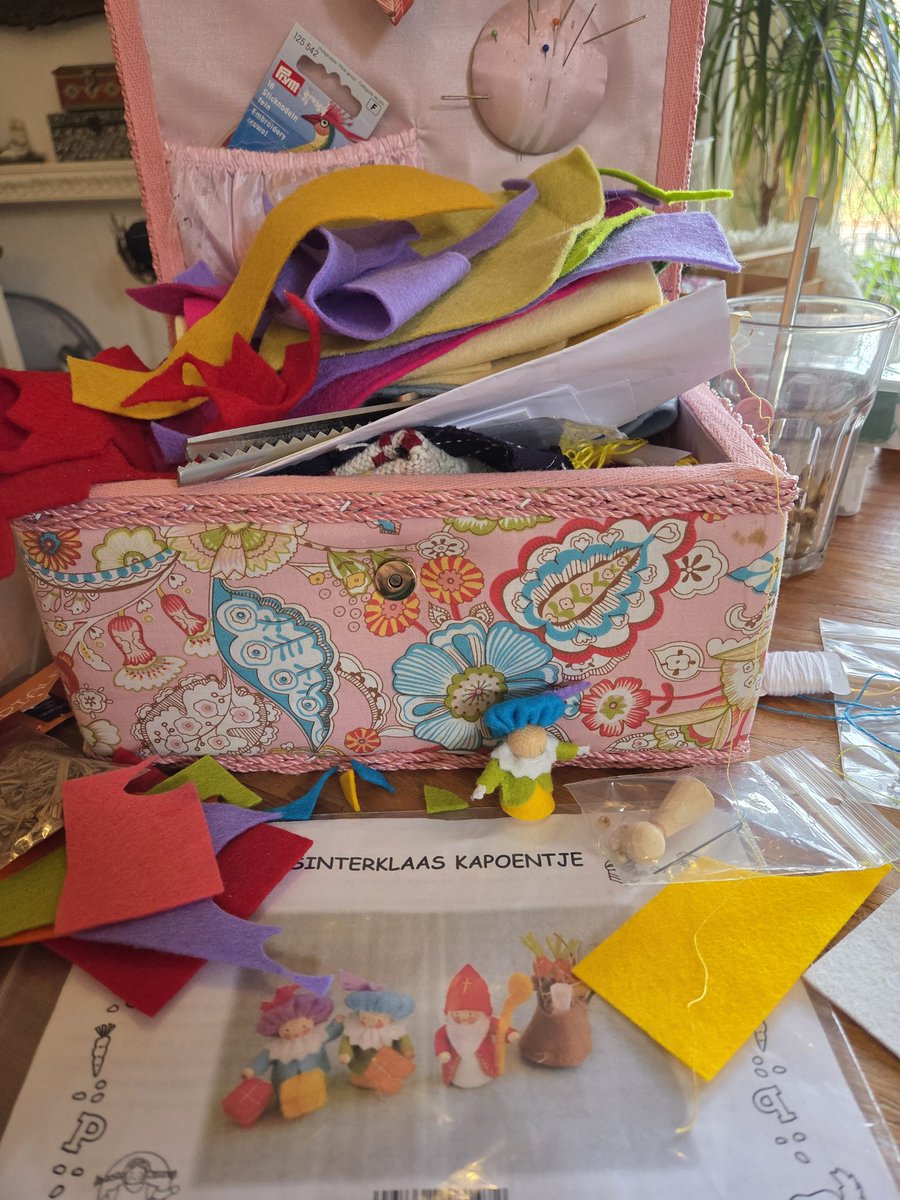 Verder met het Sinterklaas gebeuren.  Er zijn weer pietjes besteld, dus ik ben aan het werk.  Elk jaar neem ik mee voor om volgend jaar eerder te beginnen met de productie 🤷‍♀️