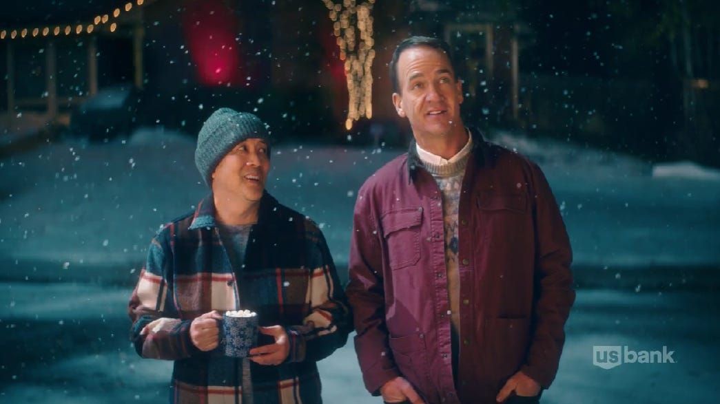 Peyton Manning stars in U.S. Bank's funny Christmas lights commercial broncoswire.usatoday.com/story/sports/n…