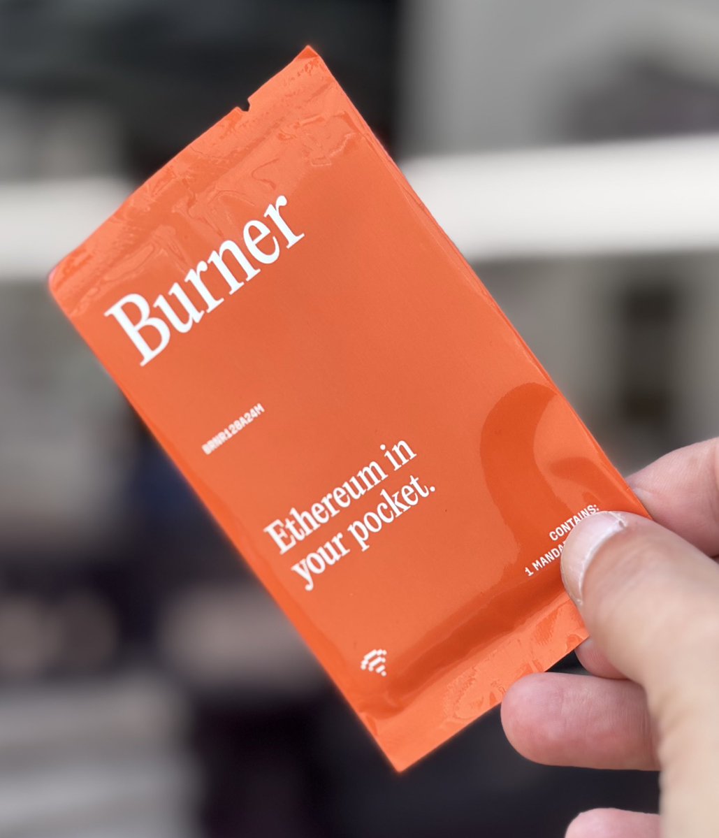 diego_defi's tweet image. 🧡 Gracias @Manurina por salvarme.

Le conté que no había conseguido la wallet/tarjeta… y me dijo:  
“Mañana te llevo una, tranqui”  

¡Y apareció con la @useburner en mano! 🔥  

Ahora tengo algo nuevo para jugar 🤓😀  

#Devcon2025 #CryptoArgentina #Ethereum