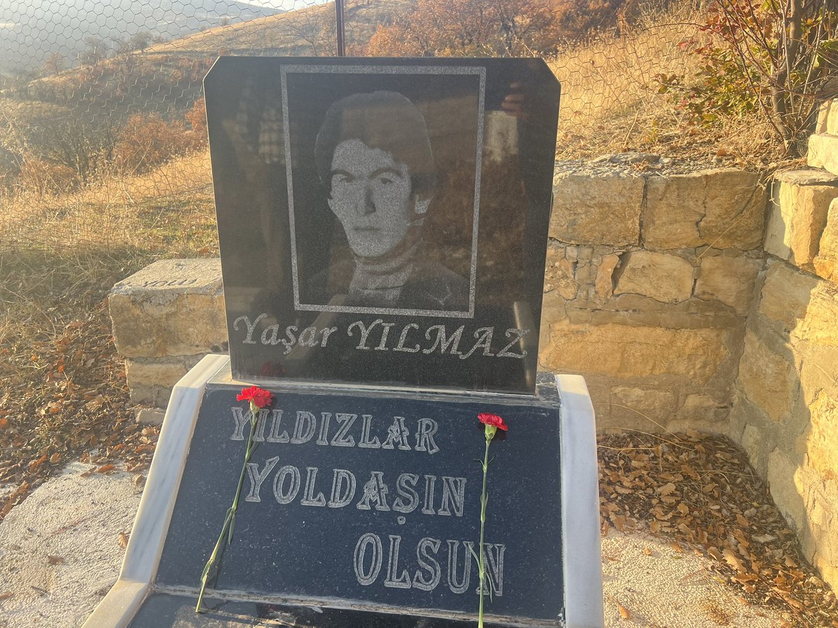 WelatparezenML's tweet photo. 🚩DERSİM

Sosyalist Yurtseverler olarak ölümsüzlerimizi anmaya devam ediyoruz. Sosyalist hareketin önderlerinden Adil Can, Dicle Üniversitesin de Faşistler tarafından bıçaklanarak Katledilen Yaşar Yılmaz ve Düzgün Demirpençe’yi mezarları başında andık. https://t.co/CptjiMT50Q
