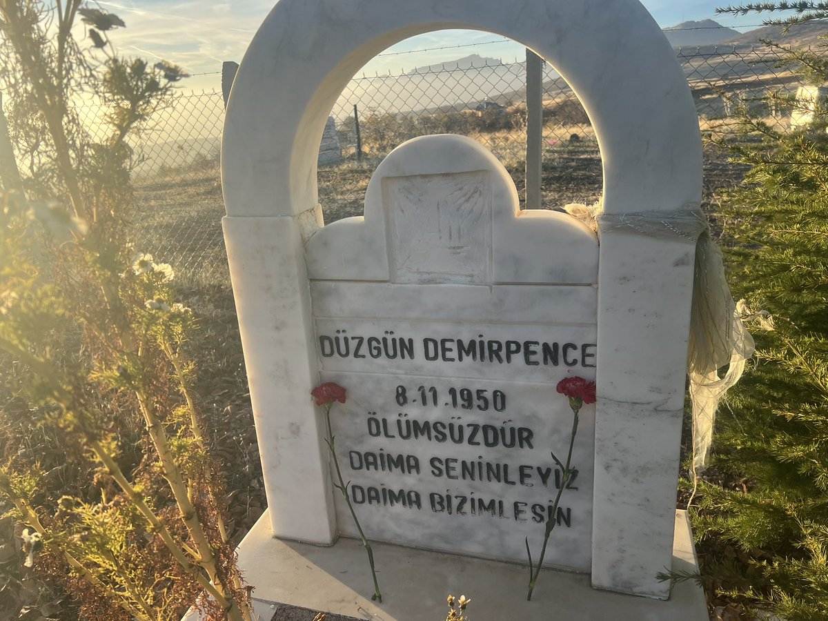 WelatparezenML's tweet photo. 🚩DERSİM

Sosyalist Yurtseverler olarak ölümsüzlerimizi anmaya devam ediyoruz. Sosyalist hareketin önderlerinden Adil Can, Dicle Üniversitesin de Faşistler tarafından bıçaklanarak Katledilen Yaşar Yılmaz ve Düzgün Demirpençe’yi mezarları başında andık. https://t.co/CptjiMT50Q