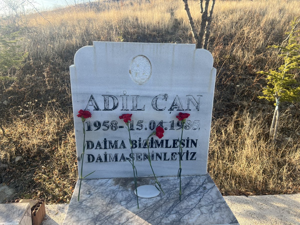WelatparezenML's tweet photo. 🚩DERSİM

Sosyalist Yurtseverler olarak ölümsüzlerimizi anmaya devam ediyoruz. Sosyalist hareketin önderlerinden Adil Can, Dicle Üniversitesin de Faşistler tarafından bıçaklanarak Katledilen Yaşar Yılmaz ve Düzgün Demirpençe’yi mezarları başında andık. https://t.co/CptjiMT50Q