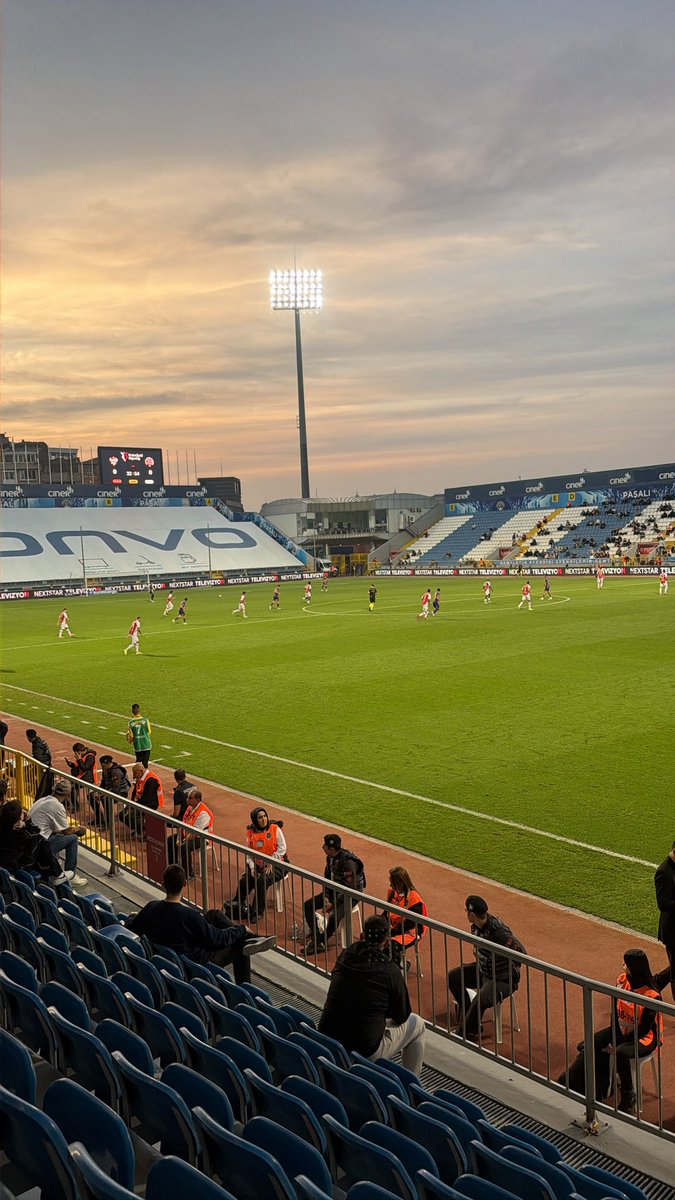 Şu karagümrüğü izledikçe bizi küme düşürenlere nefretim daha da artıyor yazık ettiler Sivasspor’a #sivasspor