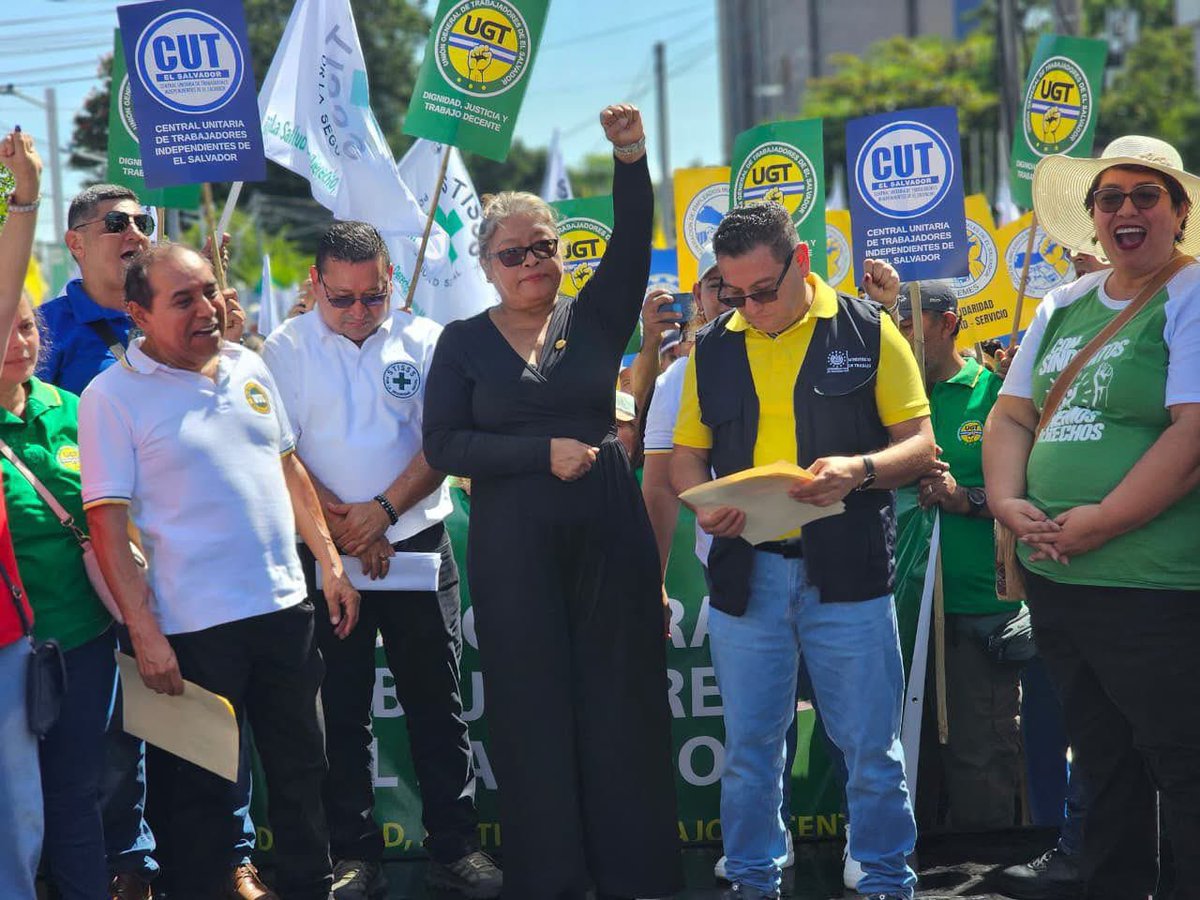 UnidadSindical_'s tweet image. En el día del Sindicalista Salvadoreño, la memoria se hizo presente.

La Unidad Sindical Salvadoreña (USS) conmemoro a los mártires de FENASTRAS, quienes dieron su vida por defender los derechos de la clase trabajadora.

36 años después, seguimos en pie, organizados y unidos,…