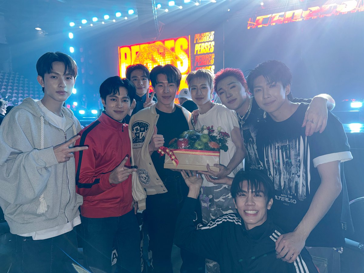 PROXIE_Official's tweet photo. #PROXIEth และ @tik_pholdee มอบดอกไม้และของขวัญแสดงความยินดีกับ #PERSES ใน PERSES THE FIRST CONCERT #PERSESIntoTheAlterland 💐
เพื่อนไกตลอดปัน เพื่อนกันตลอดไป
สุดยอดมากครับ👍🏻👏🏻
#bROTHERSMUSIC https://t.co/7jt1xwd7M7