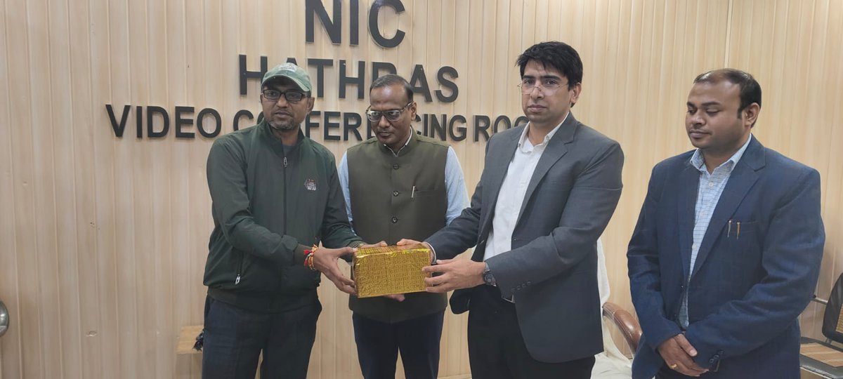 dm_hathras's tweet photo. विशेष गहन पुनरीक्षण-2026 के अन्तर्गत जिलाधिकारी/जिला निर्वाचन अधिकारी महोदय द्वारा आज दिनांक 22.11.2025 को जनपद में अच्छे कार्य करने वाले दो बी0एल0ओ0 को पुरस्कार देकर सम्मानित किया तथा अगले 2 दिवस में 100 प्रतिशत कार्य करने वाले बी0एल0ओ0 को भी पुरस्कार से सम्मानित किया जायेगा। https://t.co/N47sfQpNMI