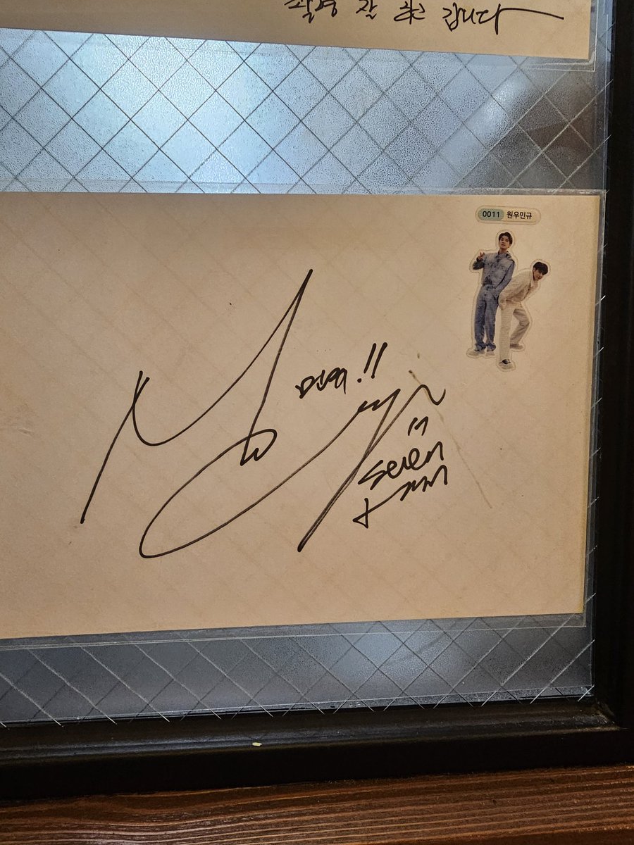 wanko_717's tweet image. 絶対行けないと思ってたミーニー聖地行ってきたー😭✨
サイン探してたらミンギュのサイン教えてくれて、しかもトイレから帰ってきたら座席変わってて(笑)
ミーニーが座った席に移動してくれてた✨
タッカルビも美味しいし最高な聖地だったー😋♥️