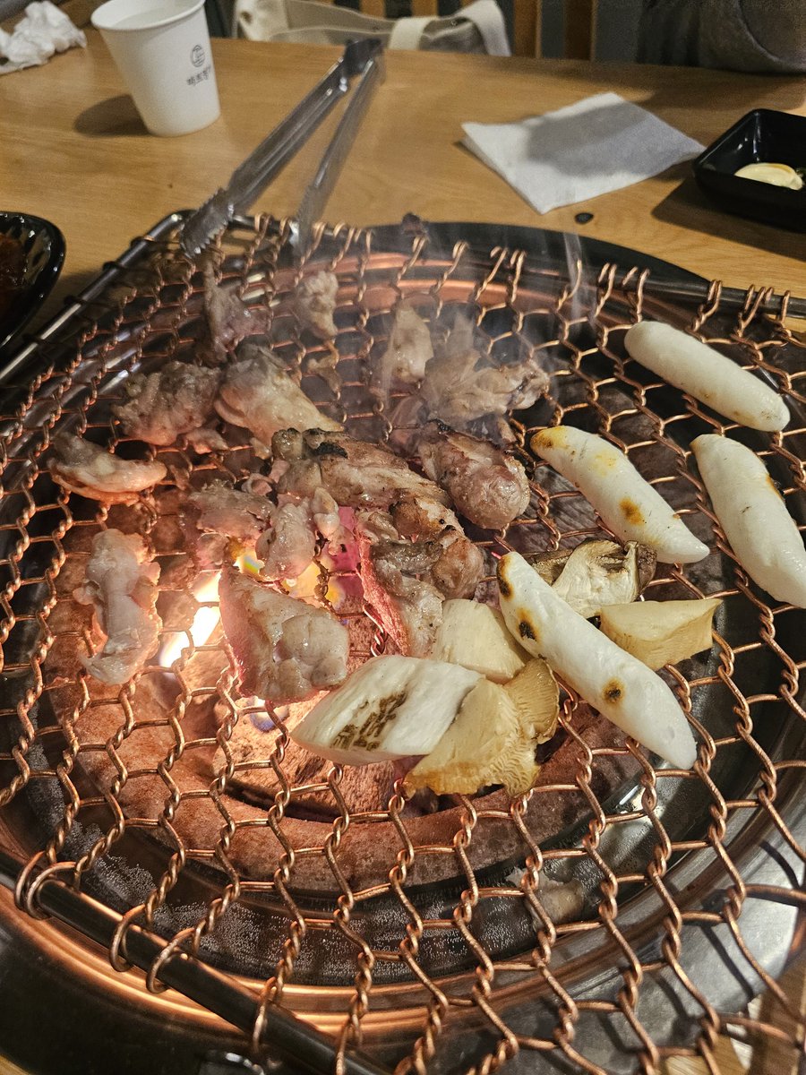 wanko_717's tweet image. 絶対行けないと思ってたミーニー聖地行ってきたー😭✨
サイン探してたらミンギュのサイン教えてくれて、しかもトイレから帰ってきたら座席変わってて(笑)
ミーニーが座った席に移動してくれてた✨
タッカルビも美味しいし最高な聖地だったー😋♥️