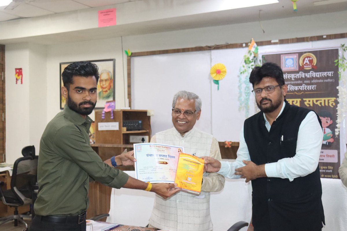 csunashik's tweet image. परिसर निदेशक प्रो. नीलाभ तिवारी ने ग्रन्थालय को &apos;तपस्या का केंद्र&apos; कहा। इस दौरान निबंध व क्विज के विजेताओं को पुरस्कृत किया गया। 🏆
सच्चा ज्ञान गुरु और ग्रंथों की शरण में ही है!
#CSUNashik #LibraryWeek2025 #Sanskrit #Nashik #BhartiyaGyanParampara (2/2)